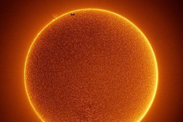 تصاویر عجیب یک فضانورد از خورشید را ببینید