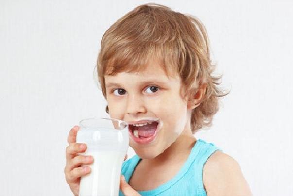 مصرف شیر پرچرب خطر چاقی در کودکان را کاهش می‌دهد
