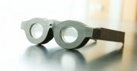 عینک هوشمند با توانایی تنظیم خودکار فاصله کانونی دید