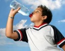 هنگام پیاده روی هر 15 تا 20 دقیقه یک لیوان آب بنوشید
