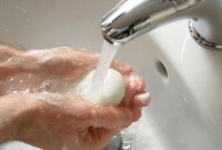 آب و صابون ساده بهتر از مواد آنتی‌باکتریال هستند