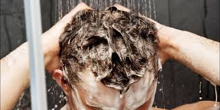 اشتباهاتی که در هنگام شستن موها مرتکب می‌شویم
