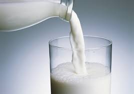 شیر سنتی بهتر است یا شیر کارخانه‌ای؟