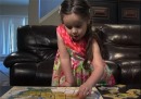 دختر بچه‌ای ۳ ساله اما دارای "ضریب‌ هوشی انیشتین" + عکس