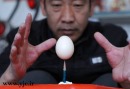 حرکت تعادلی باورنکردنی با تخم مرغ + تصاویر