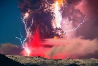 شگفتی دانشمندان از بروز صاعقه در ابر آتشفشان!!! + عکس