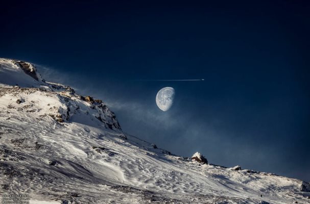 تصویر روز: کوژماه بر فراز کوهستان