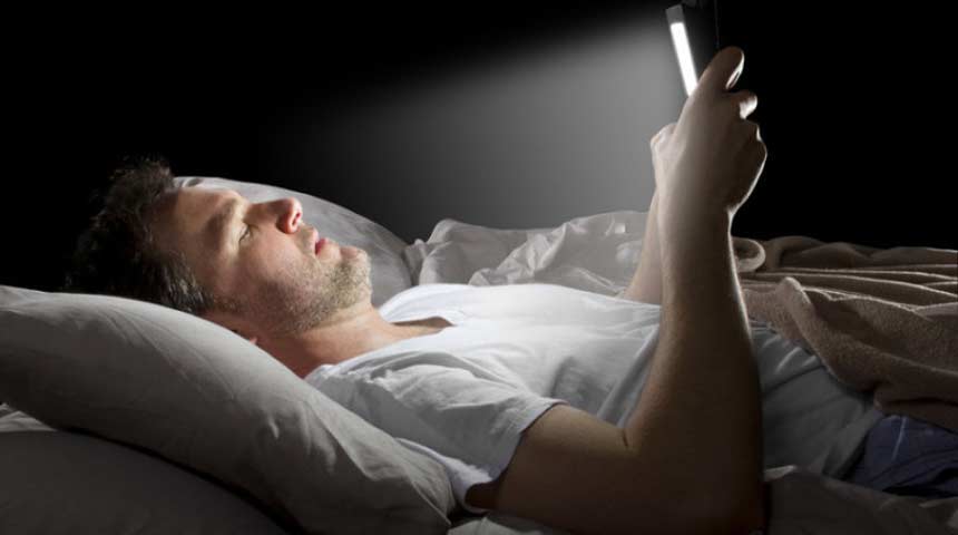آیا استفاده از گوشی باعث خواب‌آلودگی می‌شود؟